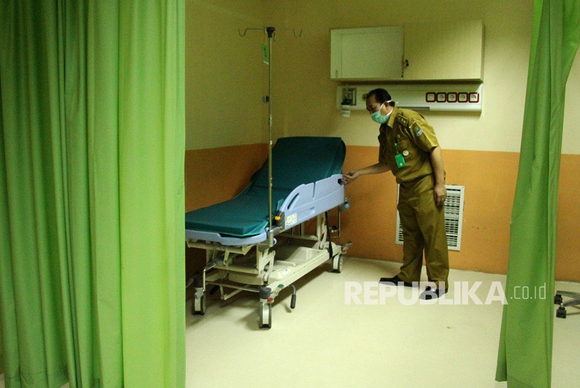 Petugas medis memperlihatkan salah satu ruangan khusus isolasi di RSUD Kota Bekasi, Bekasi, Jawa Barat, Selasa (28/1/2020). 