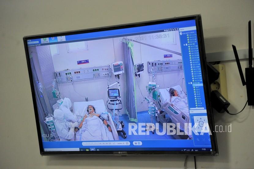 Petugas medis menangani pasien terlihat di layar pemantau ruang ICU, Gedung COVID lantai II, RSUP Dr.M.Djamil, Padang, Sumatera Barat, Senin (24/5/2021).