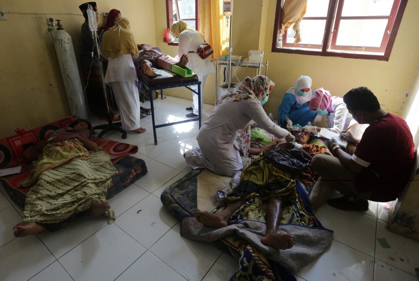 Petugas medis menangani warga korban gempa di Rumah Sakit Umum Daerah (RSUD) Tgk Chik Ditiro Sigli di Pidie, Aceh, Rabu (7/12). 
