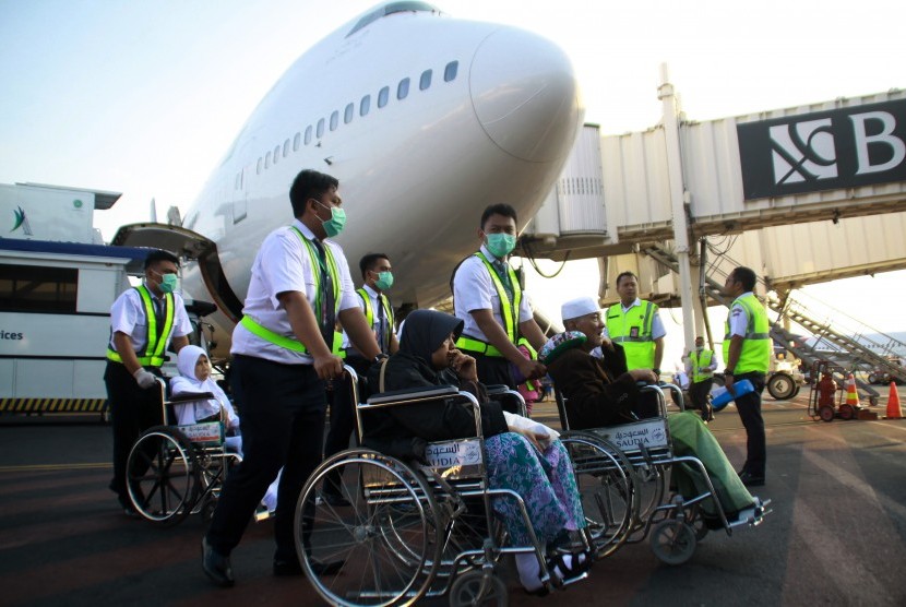 Petugas medis mendorong kursi roda jemaah haji yang sakit saat tiba di tanah air di Bandara Internasional Juanda Surabaya di Sidoarjo, Jawa Timur, Kamis (7/9). 