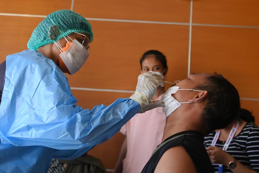 Petugas medis mengambil sampel cairan hidung anggota kontingen cabor panahan saat tes usap antigen di Hotel Gamalama, Jayapura, Papua, Ahad (7/11/2021). Kasus Covid-19 di Jayapura saat ini dibandingkan dengan tahun lalu mengalami penurunan secara signifikan. (ilustrasi)