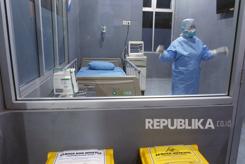 Petugas medis mengecek ruang isolasi khusus untuk menangani pasien penderita penyakit pneumonia berat akibat terjangkit wabah novel Coronavirus (nCoV) di Rumah Sakit Umum Daerah (RSUD) Kraton, Pekalongan, Jawa Tengah, Rabu (5/2/2020). 