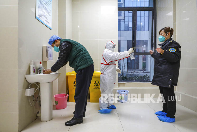  Petugas medis mengenakan pakaian proteksi lengkap di kota Wuhan, China, yang terkena wabah virus Corona. 