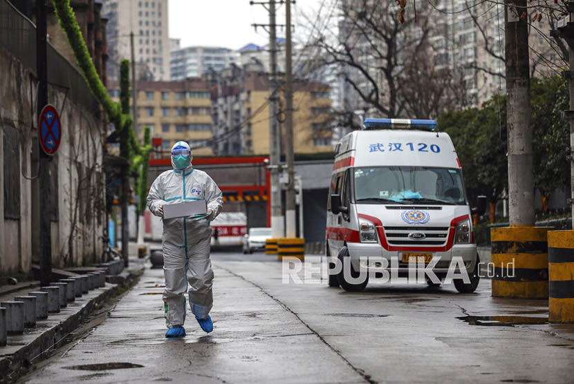  Petugas medis mengenakan pakaian proteksi lengkap di kota Wuhan, China, yang terkena wabah virus Corona. 