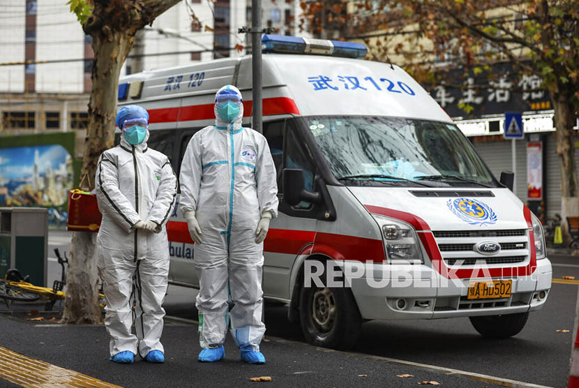 Petugas medis mengenakan pakaian proteksi lengkap di kota Wuhan, China, yang terkena wabah virus Corona. 
