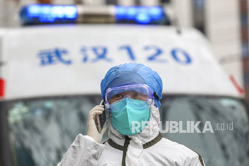 Isolasi Hambat Kepulangan Tiga Mahasiswa Lamongan di Wuhan. Petugas medis mengenakan pakaian proteksi lengkap di kota Wuhan, China, yang terkena wabah virus Corona. 