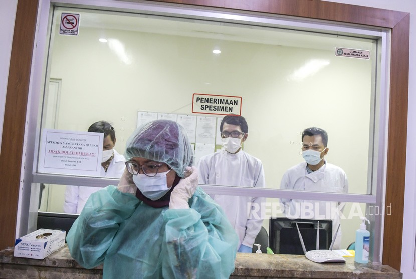 Petugas medis mengenakan pakaian steril saat akan memasuki Labotarium Badan Penelitian dan Pengembangan Kesehatan (Balitbangkes) di Jakarta, Selasa (11/2/2020). WHO meyakini kemampuan Indonesia dalam mendeteksi virus corona tipe baru. 