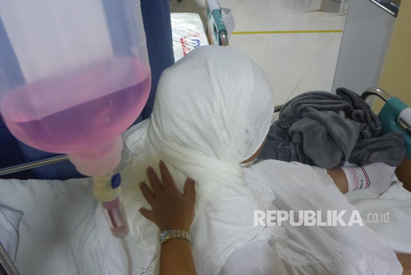 Petugas medis mengevakuasi dua jamaah sakit di Klinik Kesehatan Haji Indonesia (KKHI) Daker Madinah ke Makkah, Rabu sore (16/8).