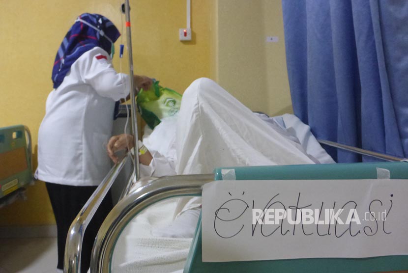 Ilustrasi. Petugas medis mengevakuasi dua jamaah sakit di Klinik Kesehatan Haji Indonesia (KKHI) Daker Madinah ke Makkah. Ini Fasilitas Klinik Kesehatan Haji Indonesia di Makkah dan Madinah