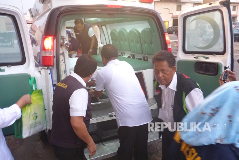 Petugas medis mengevakuasi dua jamaah sakit di Klinik Kesehatan Haji Indonesia (KKHI) Daker Madinah ke Makkah, Rabu sore (16/8).