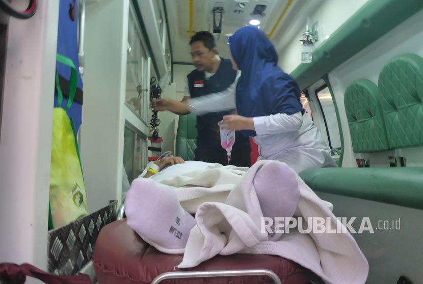 Petugas kesehatan haji indonesia mengevakuasi jamaah yang sakit (ilustrasi) 