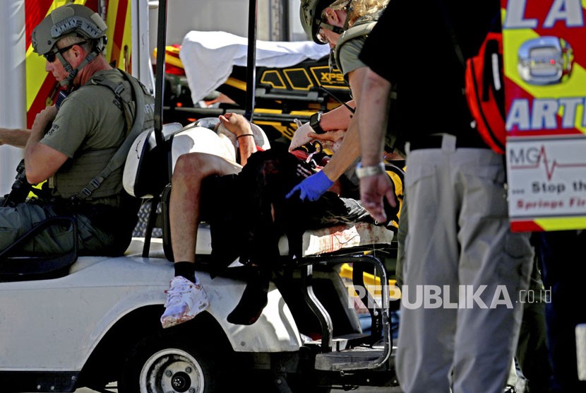 Petugas medis mengevakuasi korban penembakan di Marjory Stoneman Douglas High School di Parkland, Florida, Rabu (14/2). 