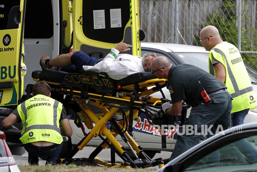 Petugas medis mengevakuasi korban penembakan masjid di Christchurch, Selandia Baru, Jumat (15/3).