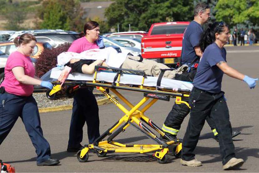 Petugas medis mengevakuasi satu korban luka dalam insiden penembakan di Umpqua Community College in Roseburg, Oregon, Kamis (1/10). 