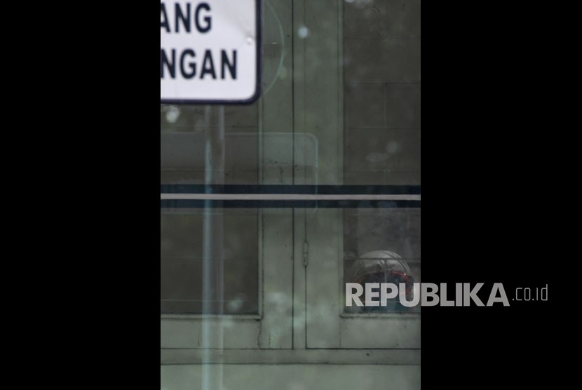 Petugas medis menggunakan alat pelindung diri (APD) di dalam Gedung Pinere, RSUP Persahabatan, Jakarta. Sejumlah petugas medis RSUP Persahabatan ditolak warga di kediamannya sejak Ahad (23/3).