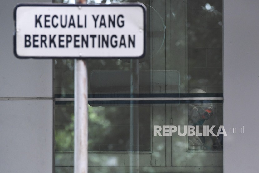 Petugas medis menggunakan alat pelindung diri (APD) di dalam Gedung Pinere, RSUP Persahabatan, Jakarta. 