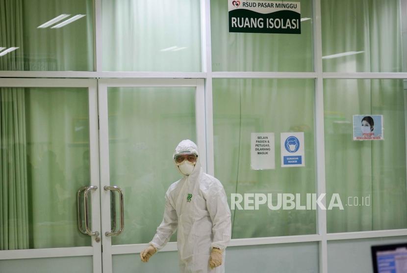 Petugas medis menggunakan pakaian biosafety saat penyuluhan terkait pencegahan dan edukasi infeksi novel coronavirus (2019-nCov) di RSUD Pasar Minggu, Jakarta, Rabu (29/1).(Republika/Thoudy Badai)