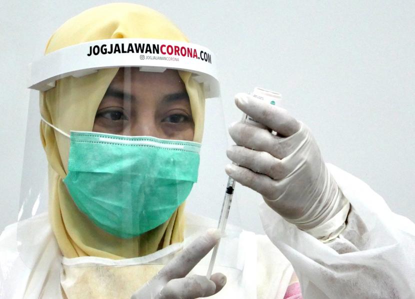 Petugas medis mengikuti simulasi vaksinasi Covid-19 di RSUD Panembahan Senopati, Bantul, Yogyakarta, Rabu (13/1).