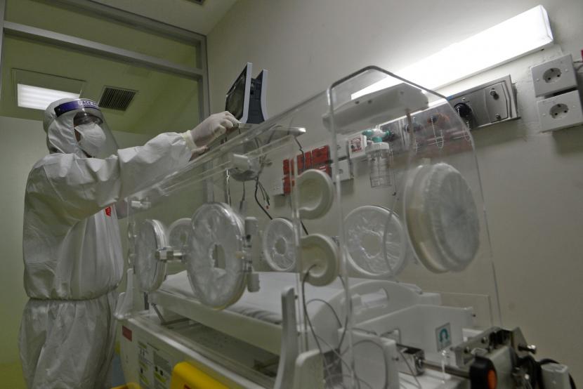 Petugas medis mengoperasikan fasilitas baru inkubator untuk pasien bayi yang terinfeksi virus corona (Covid-19). (ilustrasi)