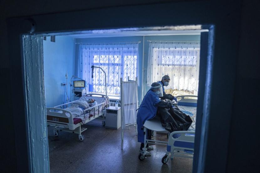 Petugas medis mengurus jenazah pasien Covid-9 di sebuah rumah sakit di Kakhovka, Ukraina, 29 Oktober 2021. Direktur Organisasi Kesehatan Dunia (WHO) untuk Eropa Dr Hans Kluge mengaku sangat mengkhawatirkan gelombang baru infeksi Covid-19 yang sedang terjadi di Eropa.