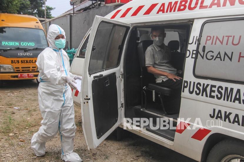 Petugas medis menjemput warga positif Covid-19 di Cipayung, Jakarta, Jumat (21/5/2021). Pasien Covid-19 bergejala ringan juga bisa memburuk ketika memasuki hari kelima hingga ke-10 setelah terinfeksi.