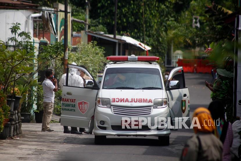 Petugas medis menjemput warga yang terpapar COVID-19 di Kampung Sumber RT 06 /RW 07, Kelurahan Sumber, Kecamatan Banjarsari, Solo, Jawa Tengah, Rabu (19/5/2021). Pulihan warga setempat terkonfirmasi positif COVID-19 yang diduga terpapar dari klaster buka bersama (bukber) saat Ramadhan.