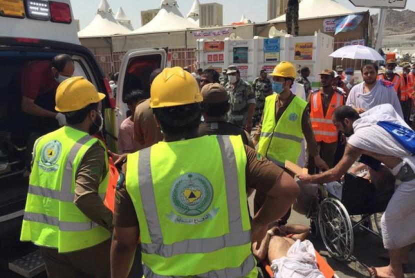 Petugas medis menolong jamaah haji yang menjadi korban insiden Mina.