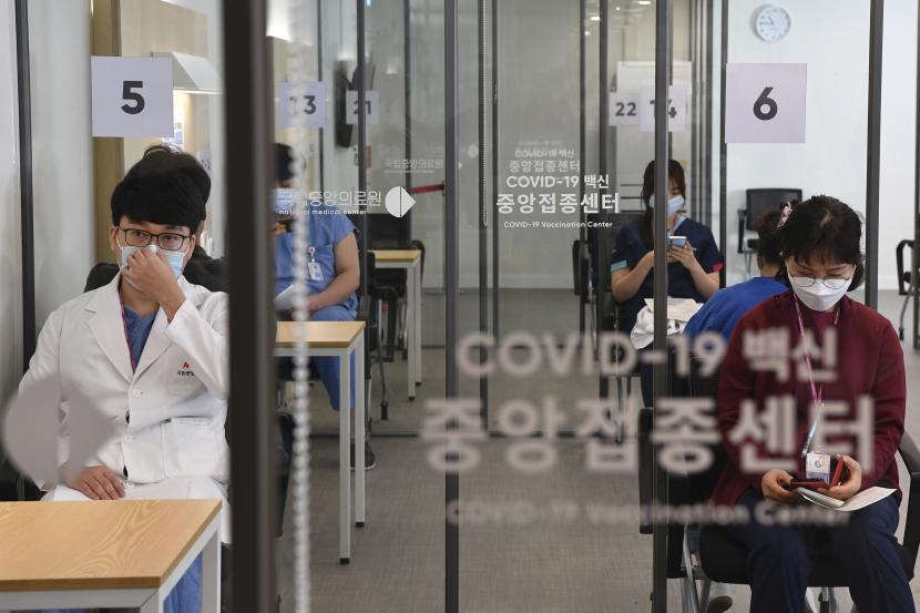  Petugas medis menunggu untuk menerima dosis pertama vaksin Pfizer BioNTech COVID-19 di pusat vaksinasi National Medical Center di Seoul Sabtu, 27 Februari 2021. 