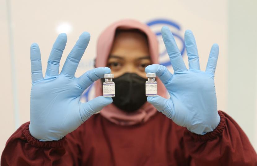 Petugas medis menunjukan dua vaksin pada acara Vaksinasi Merdeka Booster di Grha Asuransi Astra, Jakarta Sabtu (23/4/2022). Pada Rabu (1/6/2022), jumlah penduduk yang telah mendapat suntikan tiga dosis vaksin Covid-19 mencapai 22,06 persen dari total warga yang menjadi sasaran vaksinasi Covid-19. 