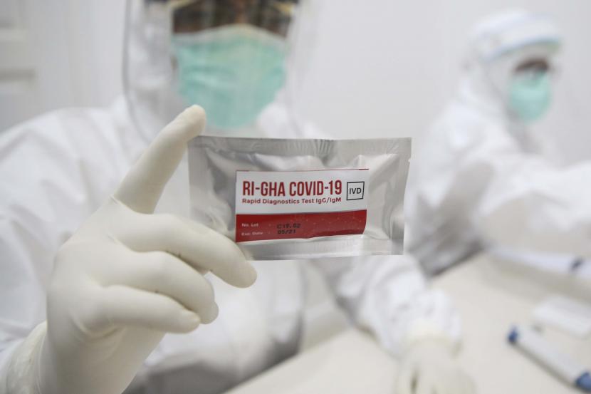 Petugas medis menunjukkan alat tes cepat COVID-19 buatan dalam negeri di Kantor Kemenko PMK, Jakarta