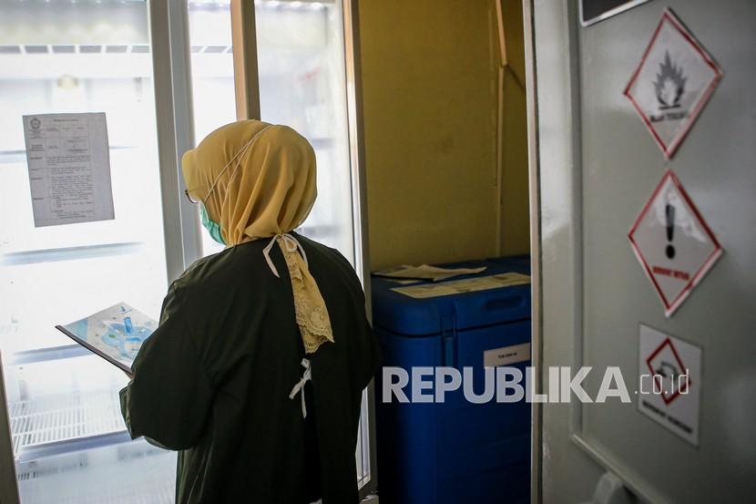 Petugas medis menunjukkan tempat penyimpanan vaksin COVID-19 di Ruang Instalasi Farmasi RSUD Kabupaten Tangerang, Banten, Selasa (1/12/2020). RSUD Kabupaten Tangerang menyiapkan dua unit ruangan pendingin atau cooling room dengan kapasitas masing-masing 100 liter dan 1.250 liter. 