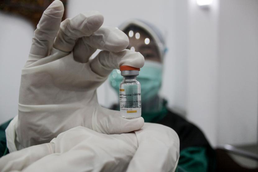 Petugas medis menunjukkan vaksin COVID-19 Sinovac di Rumah Sakit Umum Daerah (RSUD) Sidoarjo, Jawa Timur, Jumat (29/1/2021). Vaksinasi tahap kedua bagi tenaga kesehatan diberikan untuk pembentukan antibodi yang utuh serta sebagai booster agar antibodi di dalam tubuh membentuk sistem imun.