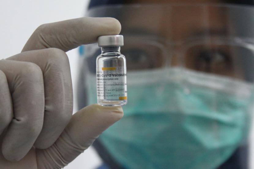 Petugas medis menunjukkan vaksin COVID-19 Sinovac sebelum disuntikkan pada tenaga kesehatan (ilustrasi). Bank Mandiri  menyebut program vaksinasi Covid-19 akan mengembalikan kepercayaan investor untuk menanamkan modalnya di Indonesia. 