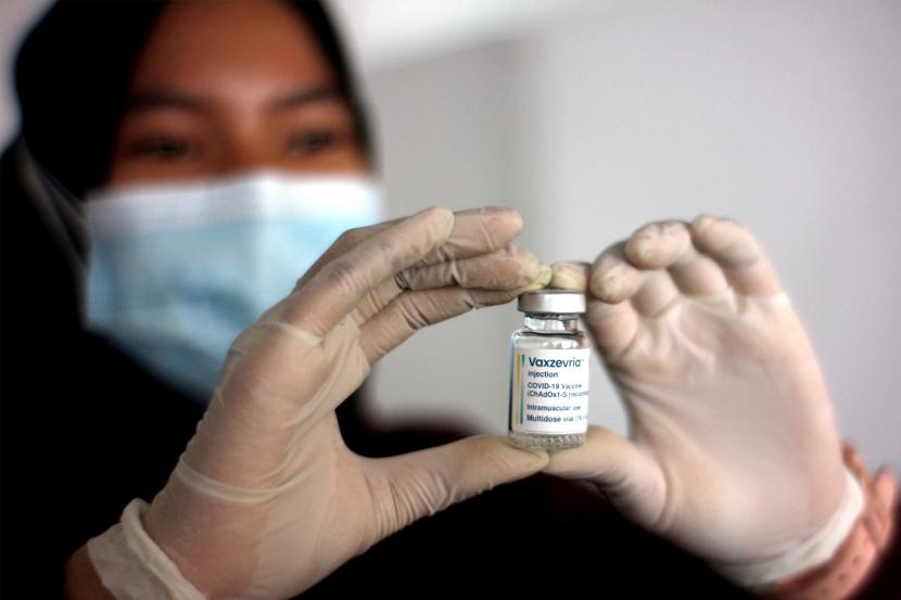Petugas medis menunjukkan vaksin COVID-19 yang digunakan saat pelaksanaan vaksinasi COVID-19 dosis ketiga (booster) massal di Gedung DPRD Kabupaten Bogor, CIbinong, Bogor, Jawa Barat, Jumat (11/2/2022). Pemerintah Provinsi Jawa Barat mencatat hingga Selasa (8/2/2022), program vaksinasi COVID-19 dosis ketiga di Jawa Barat mencapai 2,14 persen atau 811.292 orang dari keseluruhan target sasaran sebanyak 37.907.814 orang.