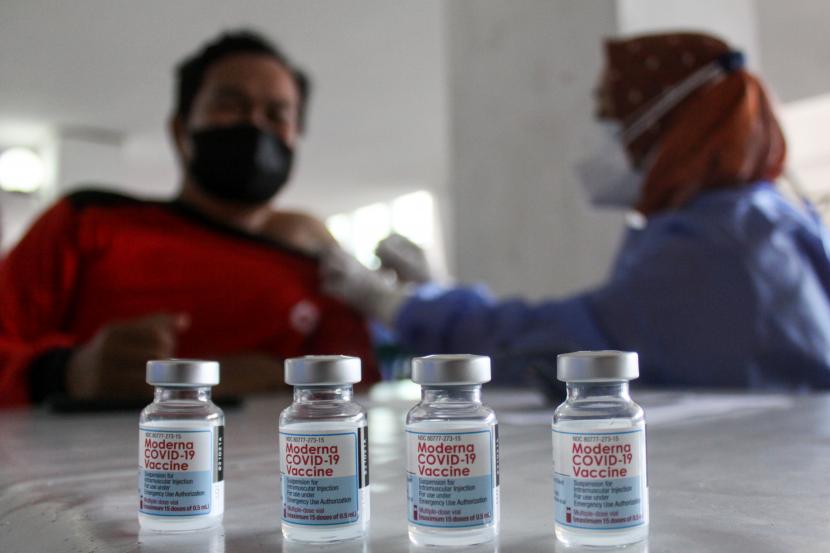Petugas medis menunjukkan vaksin Moderna saat vaksinasi dosis ketiga untuk tenaga kesehatan di Gelora Delta Sidoarjo, Jawa Timur.
