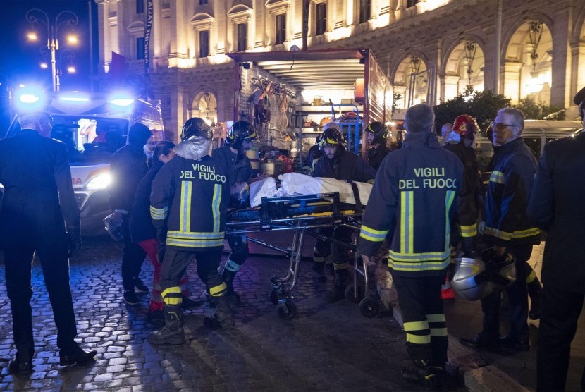 Petugas medis menyelamatkan korban runtuhnya eskalator di Roma.