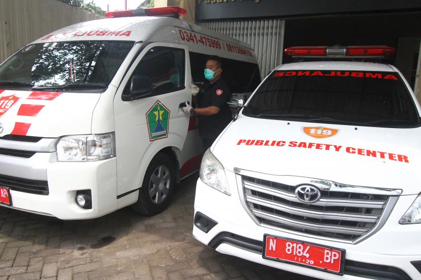 Petugas medis menyiapkan mobil ambulan di Pusat Informasi dan Layanan Darurat Corona di Malang, Jawa Timur, Selasa (17/3/2020).