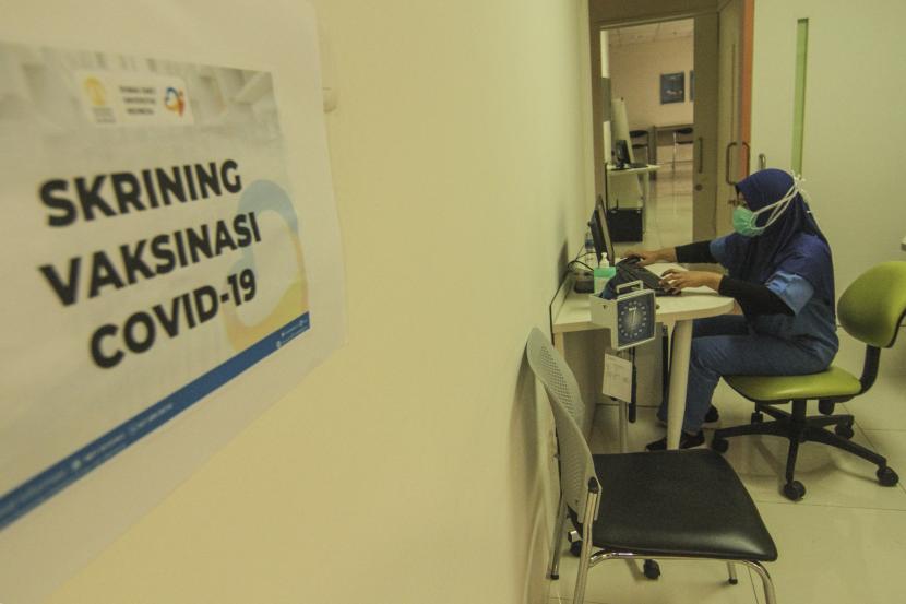 Petugas medis menyiapkan peralatan untuk skrining peserta vaksin COVID-19 di RSUI, Depok, Jawa Barat