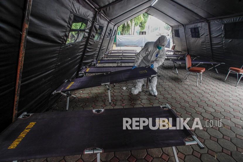 Petugas medis menyiapkan tenda darurat di Rumah Sakit Umum Daerah (RSUD) Cibinong, Kabupaten Bogor, Jawa Barat, Rabu (23/6/2021). RSUD Cibinong mendirikan tenda darurat untuk mengantisipasi lonjakan pasien yang dirujuk ke IGD. 
