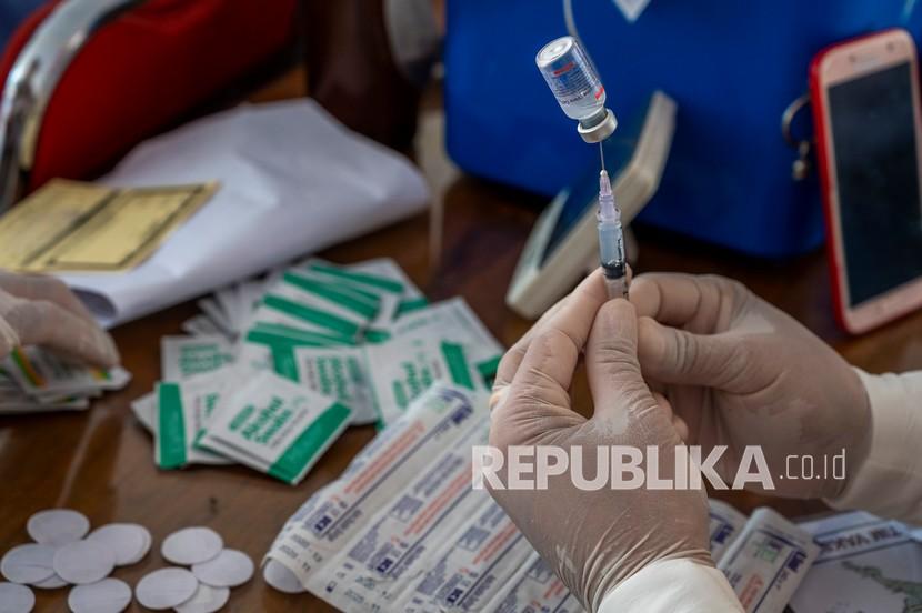 Petugas medis menyiapkan vaksin COVID-19 dosis pertama. 