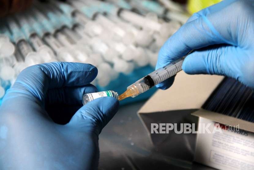 Petugas medis menyiapkan vaksin untuk disuntikkan ke sejumlah anggota orang (ilustrasi)