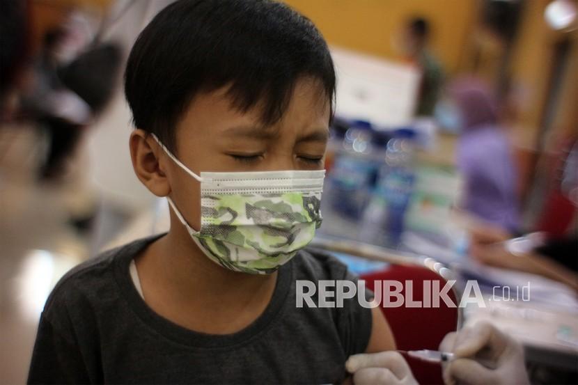 Petugas medis menyuntikan vaksin COVID-19 kepada anak di Sekolah Al-Madinah, Kabupaten Bogor, Jawa Barat. Mendagri Tito Karnavian, mendorong pemda agar segera mempercepat pelaksanaan vaksinasi covid-19 untuk anak. Hal tersebut guna mendukung pelaksanaan PTM 100 persen.
