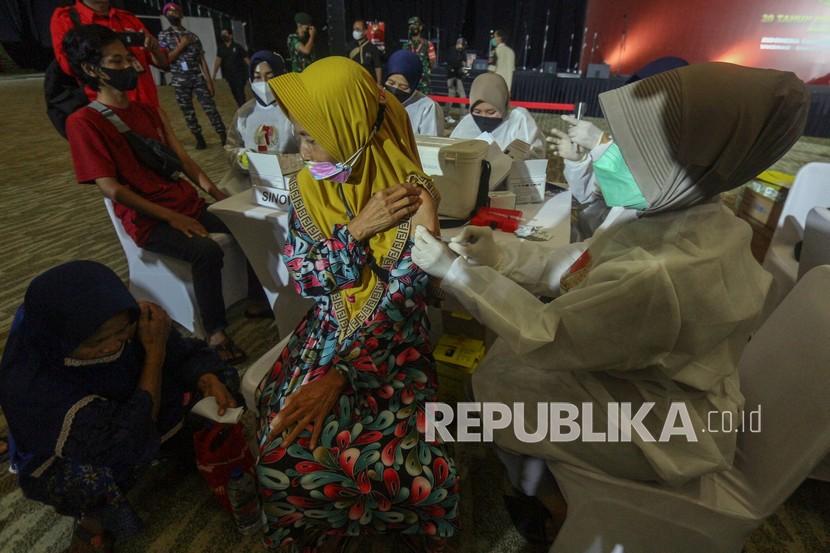 Petugas medis menyuntikan vaksin Covid-19 kepada warga (ilustrasi). Warga yang ingin masuk Tanah Datar, Sumatra Barat, wajib sudah divaksinasi.
