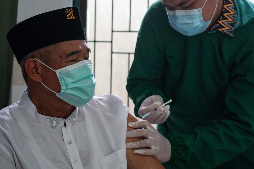 Petugas medis menyuntikan vaksin COVID-19 Sinovac kepada seorang pemuka agama 