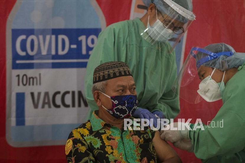 Petugas medis menyuntikan vaksin kepada jemaah calon haji.