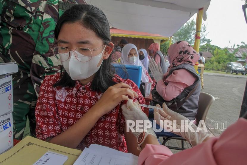 Petugas medis menyuntikan vaksin kepada siswa saat kegiatan Serbuan Vaksin Angkatan Laut di Dabo Singkep, Kepulauan Riau,Kamis (26/8/2021).Sebanyak 1.000 vaksin COVID-19 disiapkan TNI Angkatan Laut Koarmada I untuk warga sebagai salah satu upaya penanganan COVID-19. 