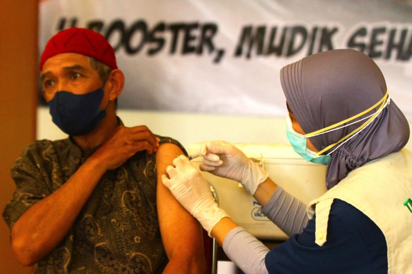 Petugas medis menyuntikkan dosis vaksin Covid-19 booster Pfizer kepada warga (ilustrasi). Pemerintah Kabupaten Purbalingga, Jawa Tengah, melakukan percepatan program vaksinasi dosis penguat atau booster selama periode Ramadhan dan libur Lebaran.