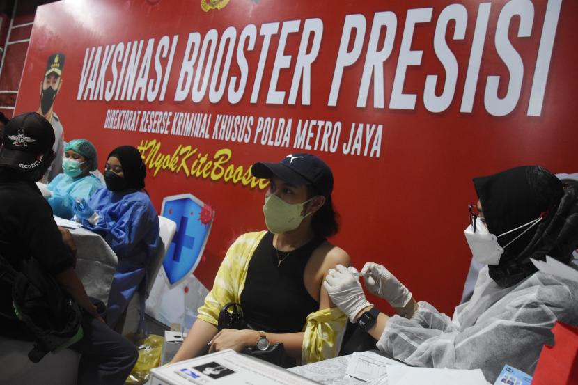 Petugas medis menyuntikkan vaksin booster kepada warga yang mengikuti Vaksinasi Booster Presisi di Pintu 59-60 Stadion Utama Gelora Bung Karno, Jakarta, Kamis (7/4/2022) malam. Direktorat Reserse Kriminal Khusus Polda Metro Jaya menggelar vaksinasi 