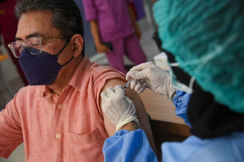 Petugas medis menyuntikkan vaksin COVID-19 jenis Moderna sebagai dosis keempat kepada tenaga kesehatan di Rumah Sakit Umum Pusat (RSUP) Haji Adam Malik, Medan, Sumatera Utara, Selasa (2/8/2022). Dinkes Sumut: Tak Ada Arcturus dan Lonjakan Covid-19 Usai Lebaran
