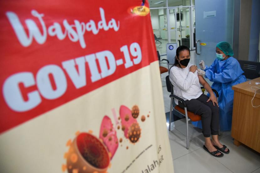 Petugas medis menyuntikkan vaksin Covid-19 jenis Moderna sebagai dosis keempat kepada tenaga kesehatan (ilustrasi). Pemerintah Provinsi Bengkulu mengatakan bahwa pihaknya telah mengajukan sebanyak 10.000 dosis vaksin jenis Moderna untuk mendukung percepatan pelaksanaan vaksinasi dosis keempat untuk tenaga kesehatan di Provinsi Bengkulu.